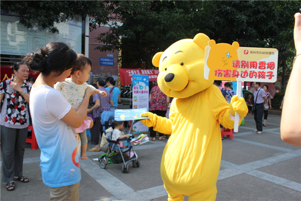 5月29日，梧州市婦幼保健院到潘塘公園參與衛(wèi)生系統(tǒng)開展的世界無(wú)煙日宣傳活動(dòng)，該院醫(yī)務(wù)人員扮成可愛(ài)的卡通造型，呼吁市民為孩