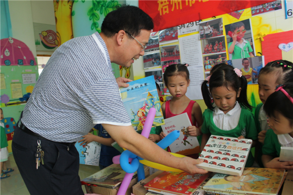 梧州市總工會黨組書記、常務(wù)副主席朱明勝在梧州市總工會到梧州高新區(qū)雙語實驗學(xué)校開展關(guān)愛農(nóng)民工留守活動中為孩子們送上學(xué)習(xí)用具
