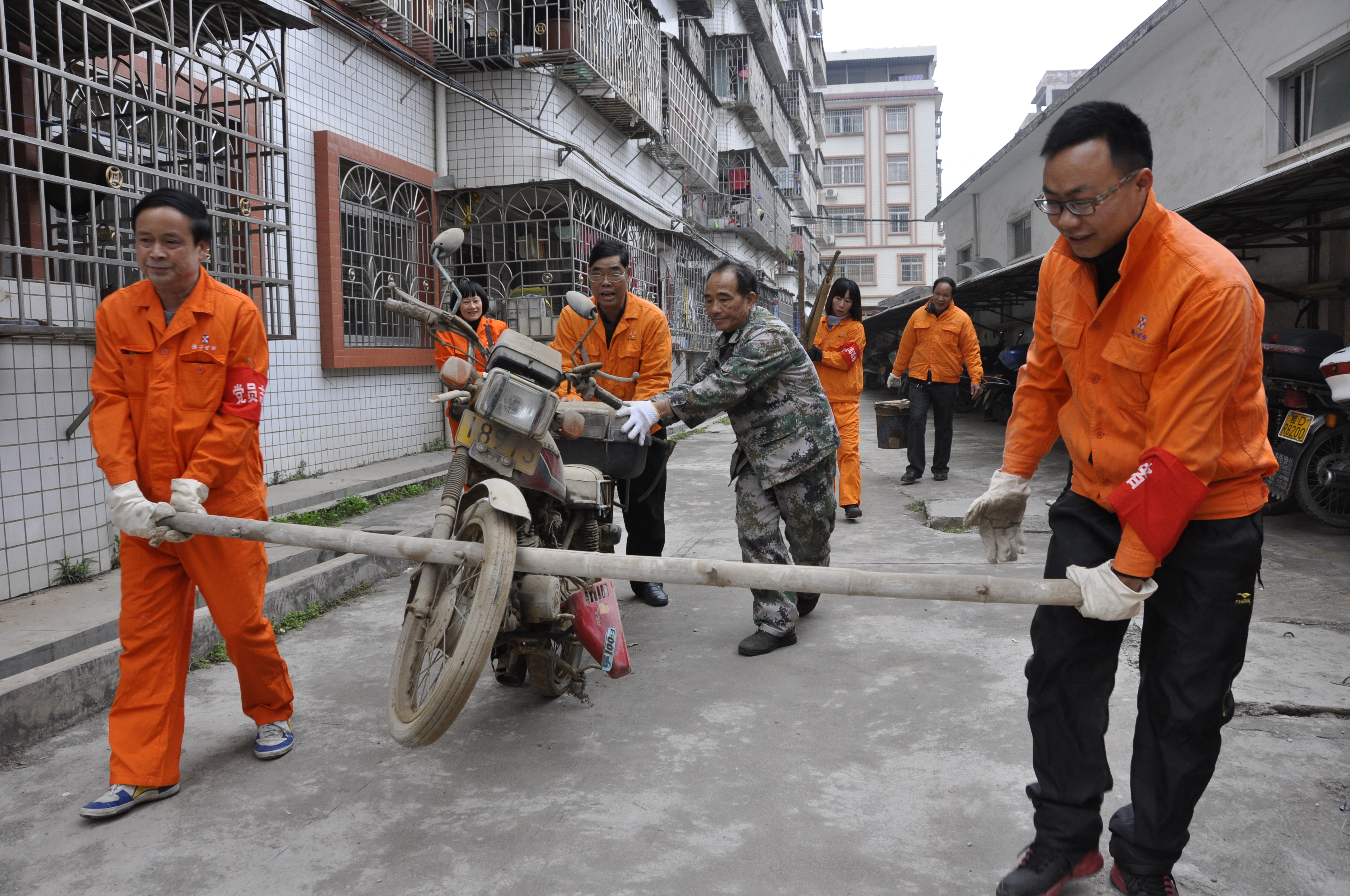 佛子公司開展清理廢舊摩托車、自行車、生活垃圾志愿者服務(wù)活動