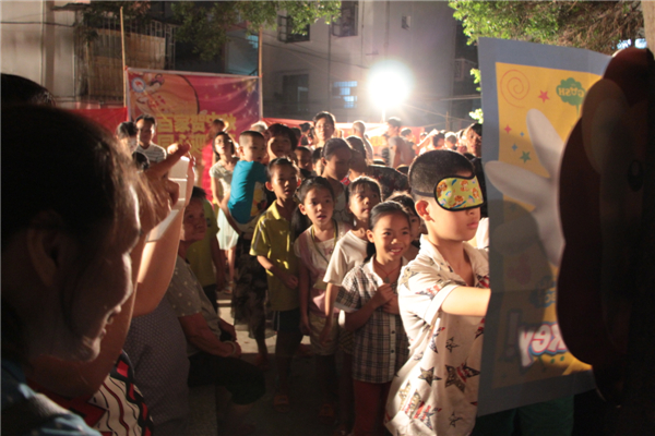 在中秋節(jié)來臨之際，為進(jìn)一步拓展“雙報(bào)到”活動(dòng)，踐行“兩學(xué)一做”學(xué)習(xí)教育，關(guān)愛社區(qū)職工群眾，營造歡樂祥和的節(jié)日氛圍，梧州市