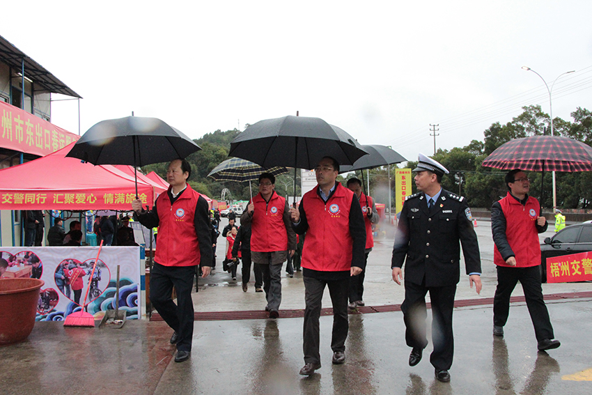 市委常委、組織部部長張惠強(qiáng)，市人大副主任、市總工會主席徐遠(yuǎn)洲一行在東出口春運(yùn)服務(wù)站視察各行業(yè)愛心服務(wù)站.jpg
