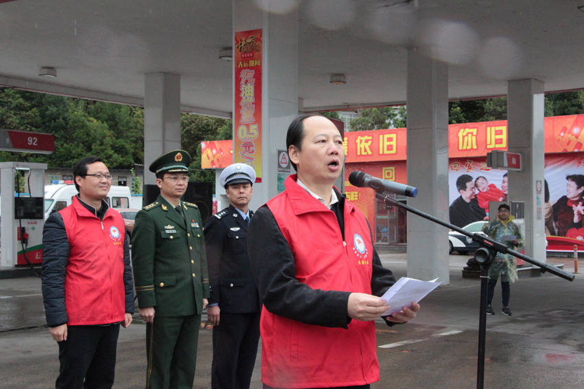 市人大副主任、市總工會主席徐遠(yuǎn)洲在主持“暖流活動”啟動儀式.jpg