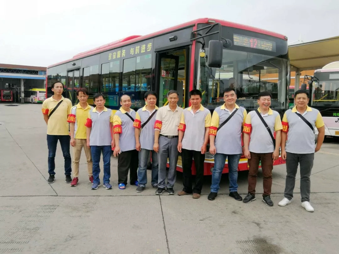 你坐過12路公交車嗎？為你服務(wù)的是“全國(guó)工人先鋒號(hào)”哦