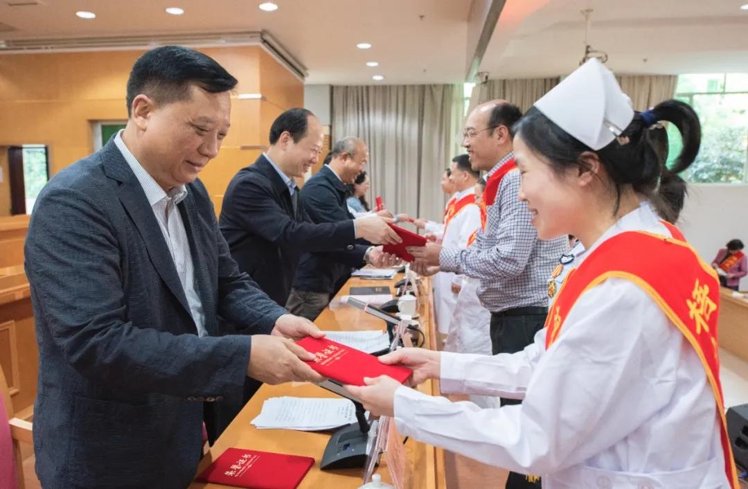 向勞動者致敬！梧州市召開2020年慶祝“五一”國際勞動節(jié)暨五一勞動獎和工人先鋒號頒獎會
