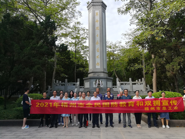 瞻仰烈士紀(jì)念碑，在緬懷烈士中提升國(guó)防意識(shí)