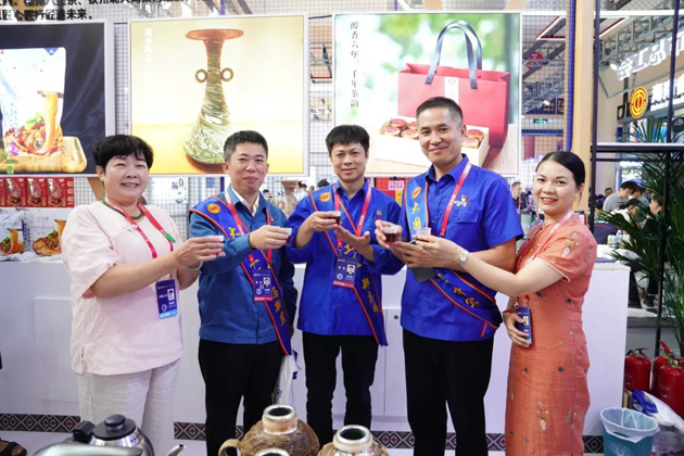 梧茶飄香展魅力，技能創(chuàng)新眾人捧丨梧州六堡茶亮相第二屆大國(guó)工匠創(chuàng)新交流大會(huì)