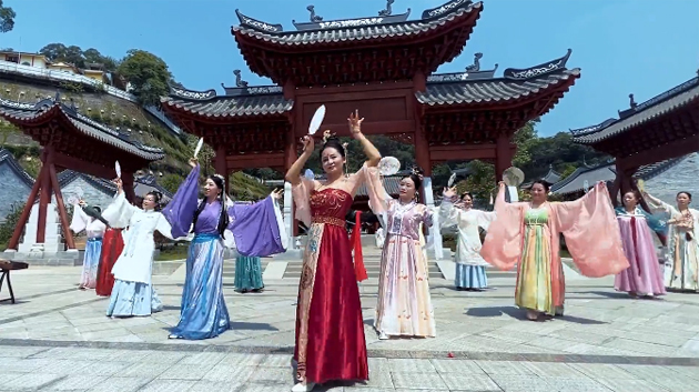 聽(tīng)，梧州學(xué)院的教職工演繹《禮儀之邦》向祖國(guó)73周年華誕獻(xiàn)禮