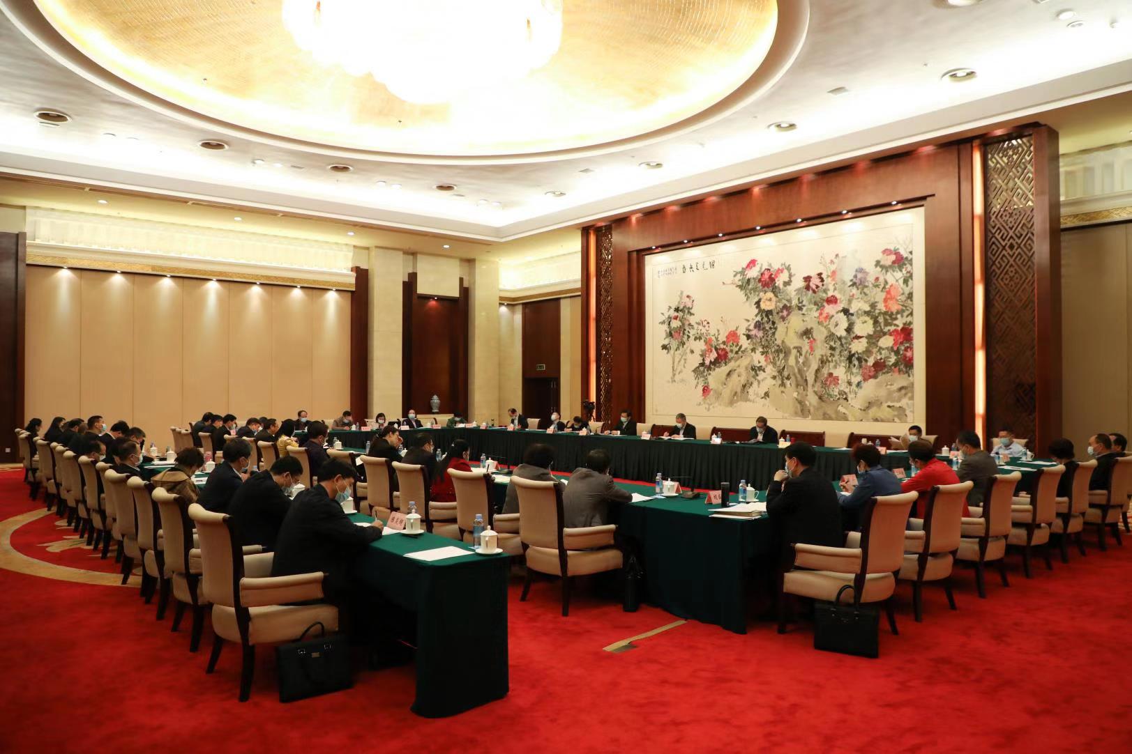 自治區(qū)政協(xié)十二屆四次會(huì)議召開(kāi)期間，工會(huì)界別委員結(jié)合工作實(shí)際，積極建言獻(xiàn)策——